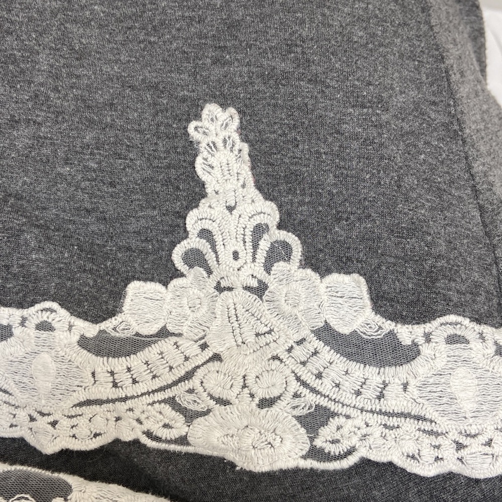 Women’s Xhilaration gray flowy lace embellished short sleeve top. Size medium. - Picture 4 of 8